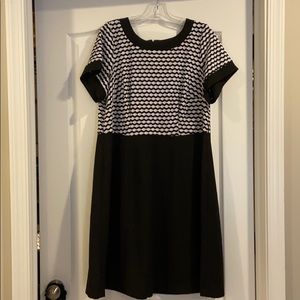 Short sleeve black and white dress